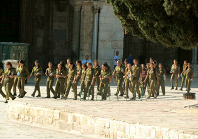 أرشيفية _ مجندات إسرائيليات يقتحمن باحات المسجد الأقصى